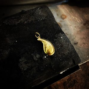 Goldener Tropfen, ziseliert